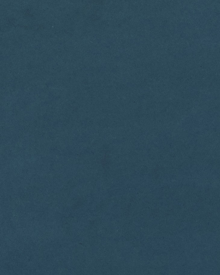 Das Bild dokumentiert die Oberfläche von tiefblauem, durchgefärbtem MDF. Die Behandlung mit einem ökologischen Öl bewahrt die natürliche Ausstrahlung des Materials und macht die Struktur mit den dezent sichtbaren Holzfasern besonders.