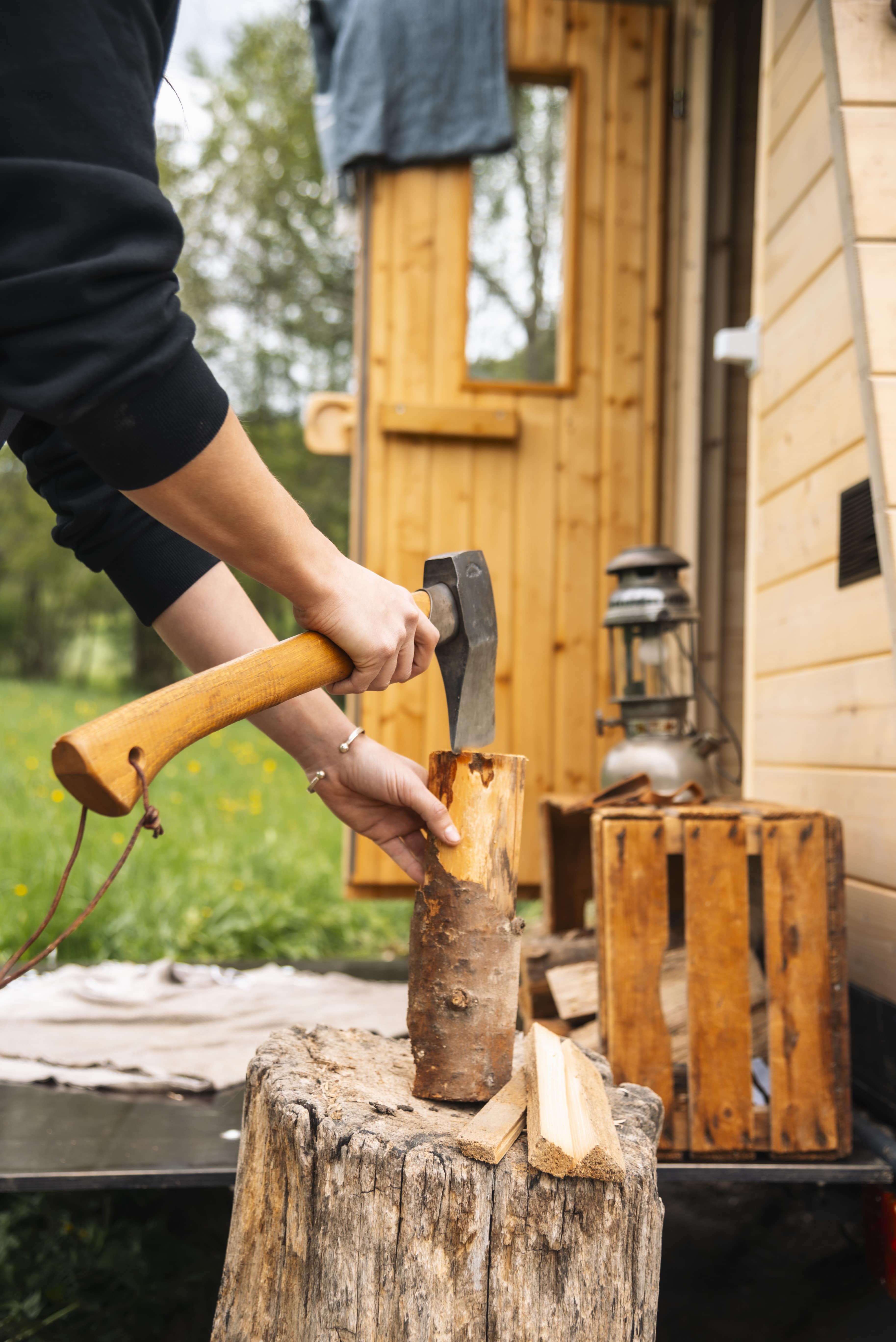 Mobile Sauna Schwarzwald mit Holzofen, rustikale mobile Sauna kaufen in Freiburg mit Holzhacken als Sauna Idee.