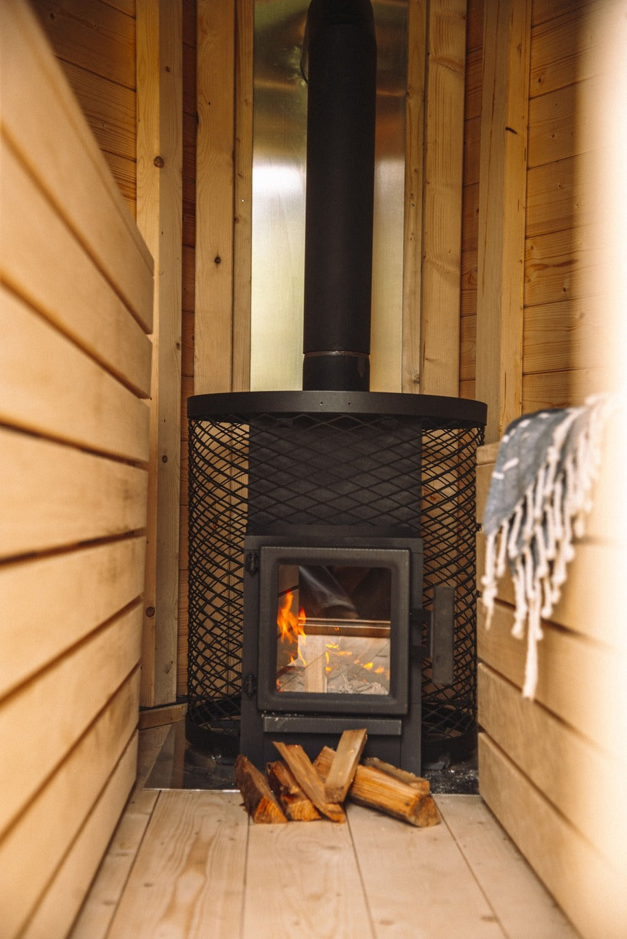 Mobiler Saunaofen mit Holzfeuer in kompakter mobilen Sauna Schwarzwald Holzverkleidung, Sauna kaufen Ideen.