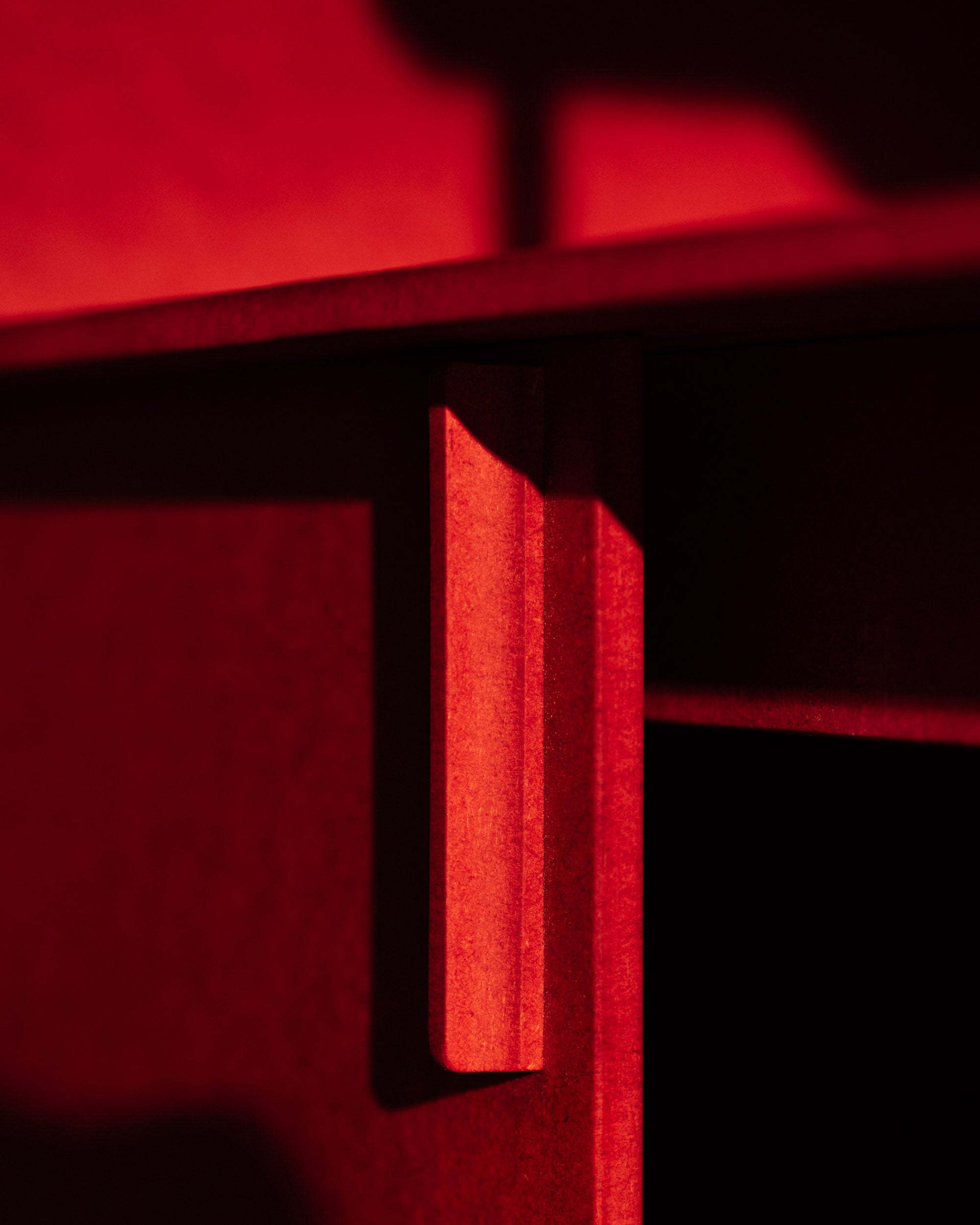 Design Regal mit Holzregalboden und Regal Stahl in intensivem Rot, offenes Regal mit klaren Linien.