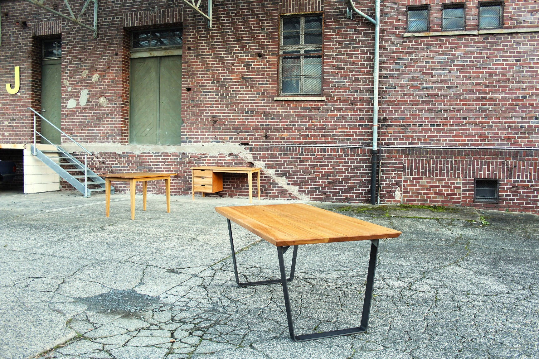 Esstisch Holz mit massiver Tischplatte und schwarzem Metallgestell, Holztisch Freiburg, Schreibtisch Holz, Tischplatte nach.